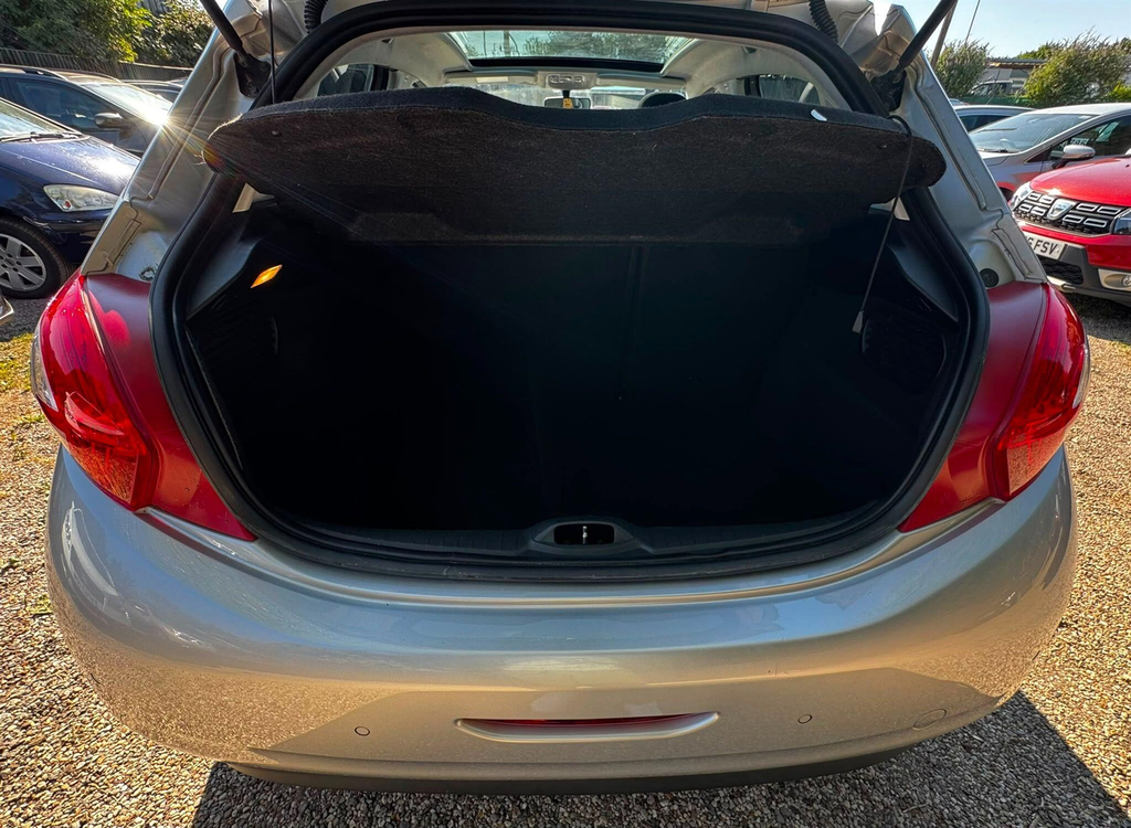 Peugeot 208 Hatchback Black #39