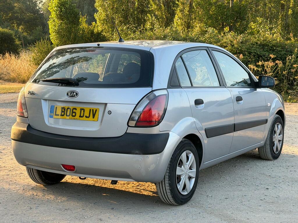 Kia RIO Hatchback Red #7