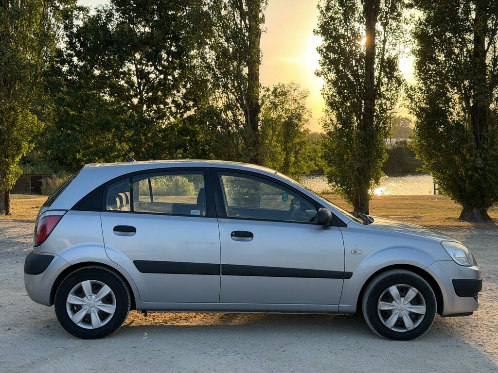 Kia RIO Hatchback Red #8