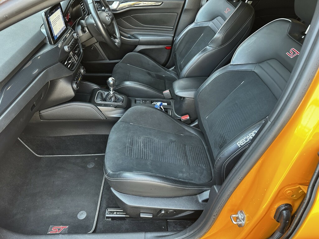 Ford Focus Hatchback 2.3 T Ecoboost St 201969 SV69RNO Orange #3