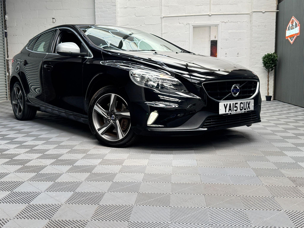 Volvo V40 1.5 T2 R-design Euro 6 Ss YA15GUX Black #2