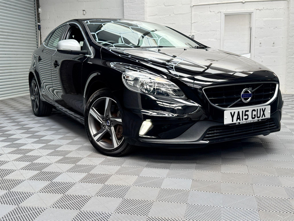 Volvo V40 1.5 T2 R-design Euro 6 Ss YA15GUX Black