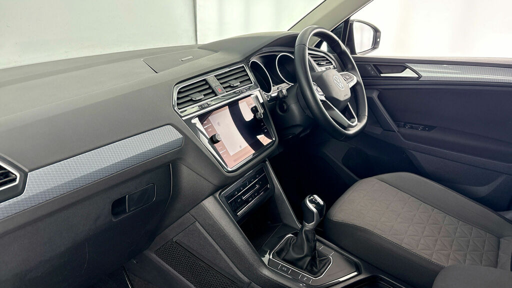 Volkswagen Tiguan Tsi Life Euro 6 5-Door PK70OSU Black #2
