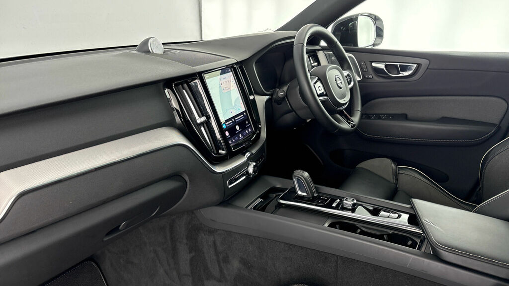 Volvo XC60 2.0H T8 Recharge 11.6Kwh R-design Pro Euro 6 WV71FKF White #2