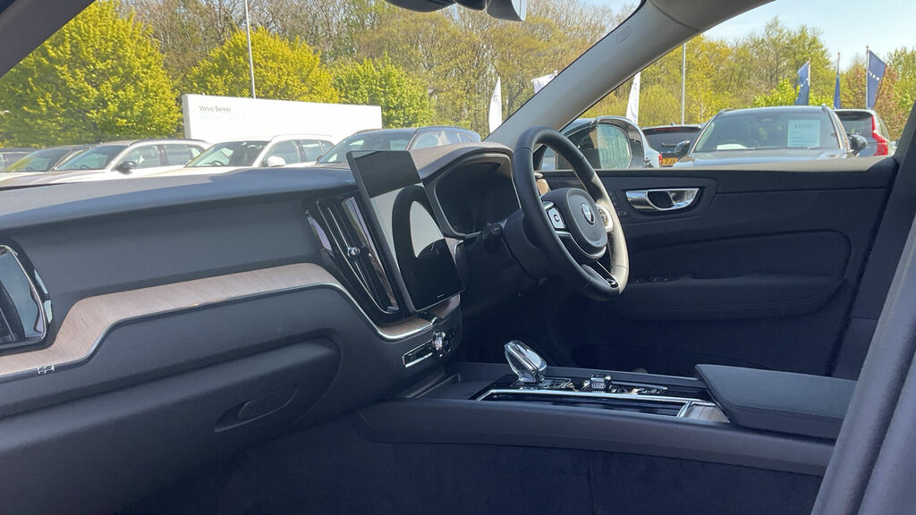 Volvo XC60 2.0 B5 Mhev Plus Euro 6 5-Door CK26YZN White #2