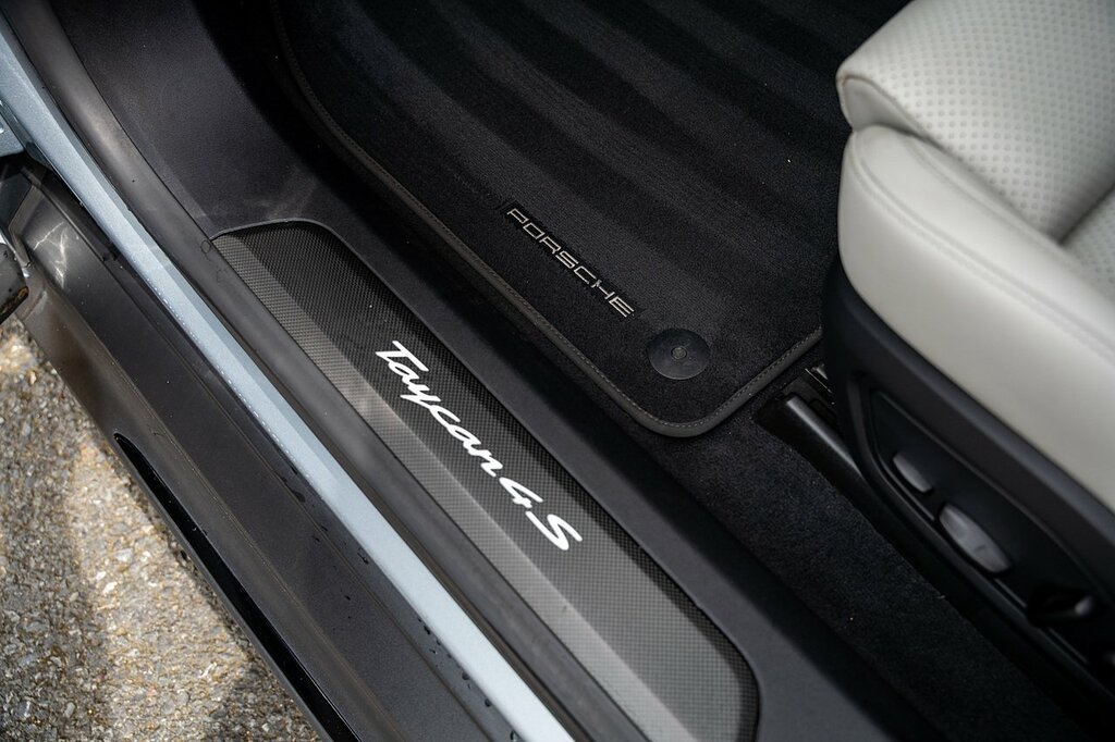 Porsche Taycan 93Kwh Turbo Grey #71