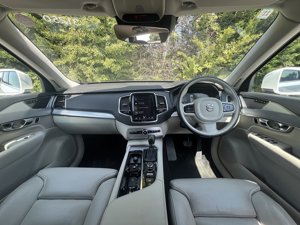 Volvo XC90 T5 Momentum Pro Awd White #2
