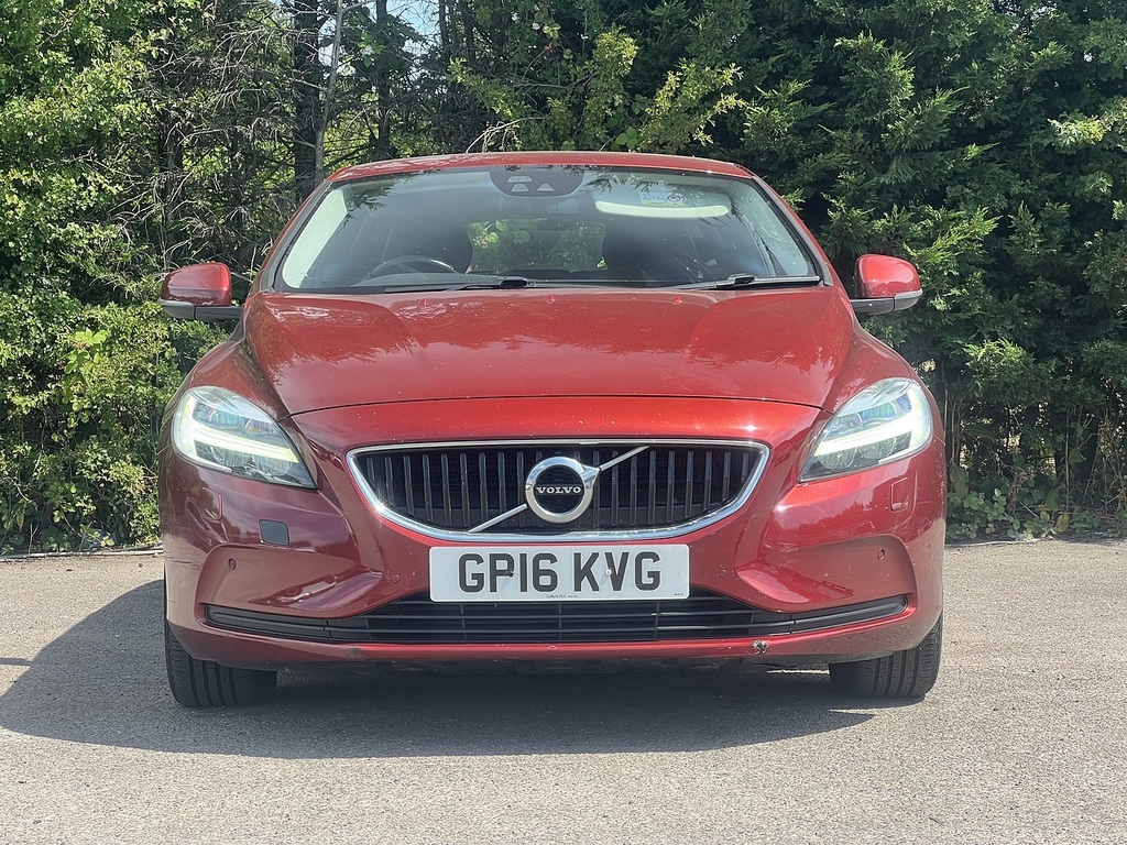 Volvo V40 T3 Momentum Red #4