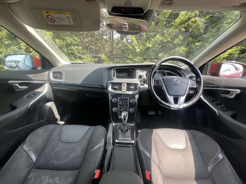 Volvo V40 T3 Momentum Red #2
