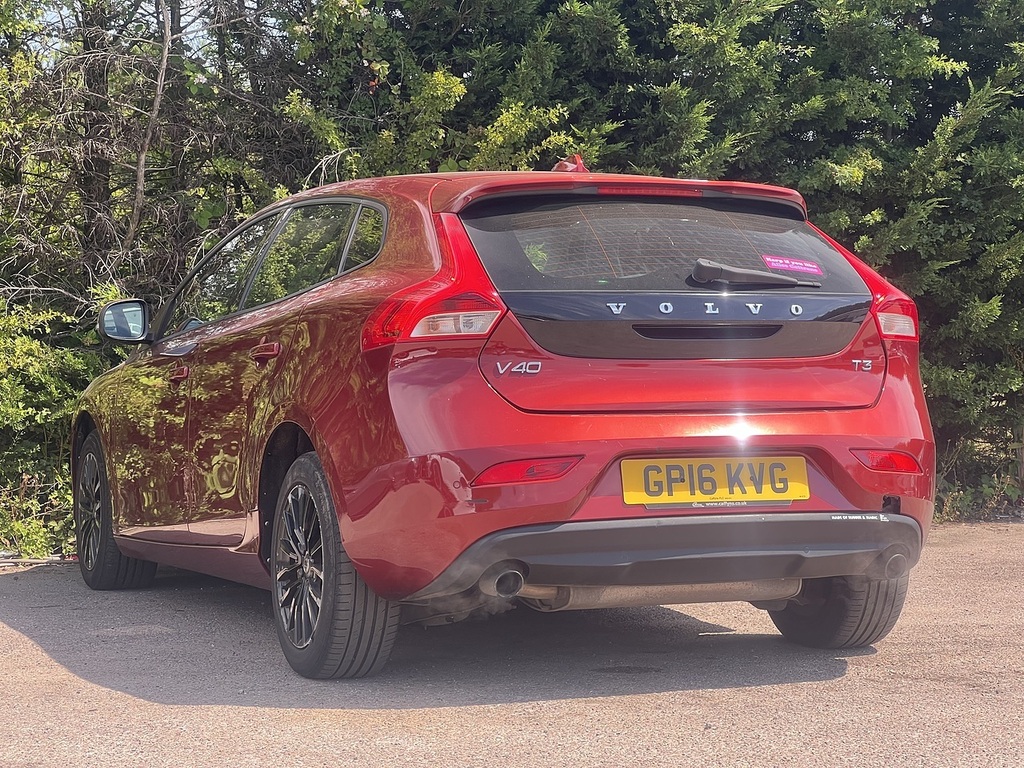 Volvo V40 T3 Momentum Red #6
