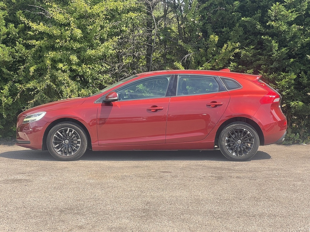 Volvo V40 T3 Momentum Red #5