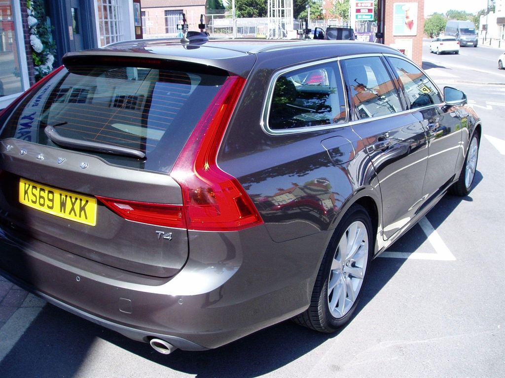 Volvo V90 2.0 T4 Momentum Plus Euro 6 Ss #2