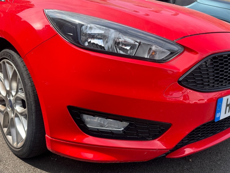 Ford Focus 1.0T Ecoboost St-line Hatchback Red