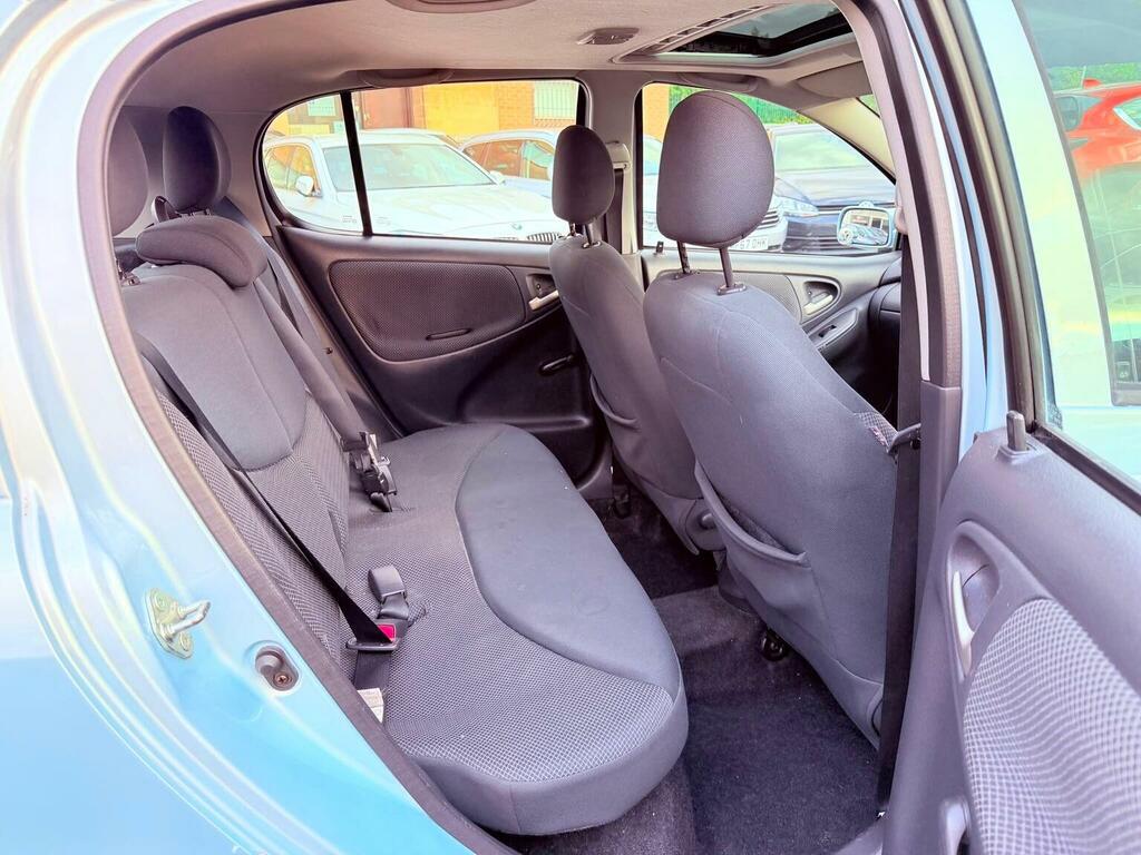 Toyota Yaris Hatchback Blue #30