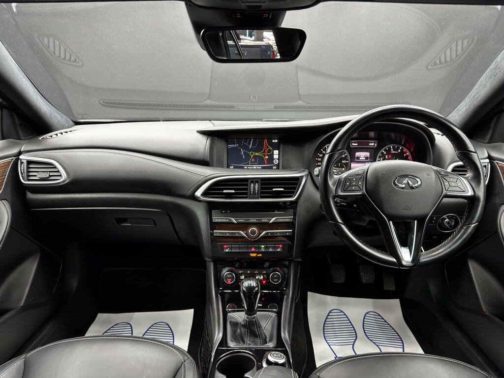 Infiniti Q30 Premium Tech D Black #10