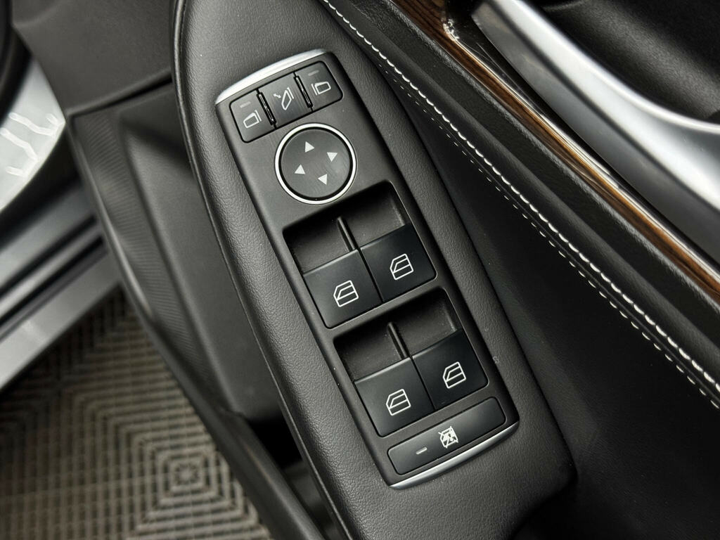 Infiniti Q30 Premium Tech D Black #38