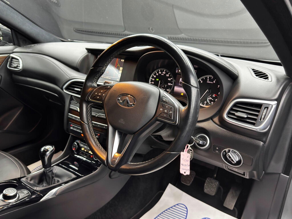Infiniti Q30 Premium Tech D Black #9