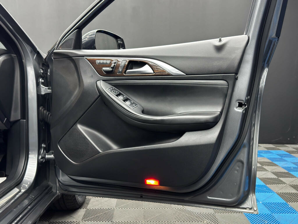 Infiniti Q30 Premium Tech D Black #36