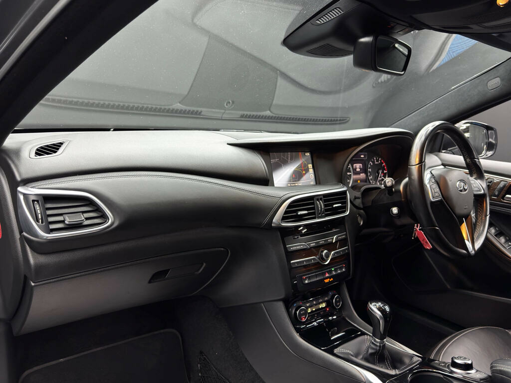 Infiniti Q30 Premium Tech D Black #11