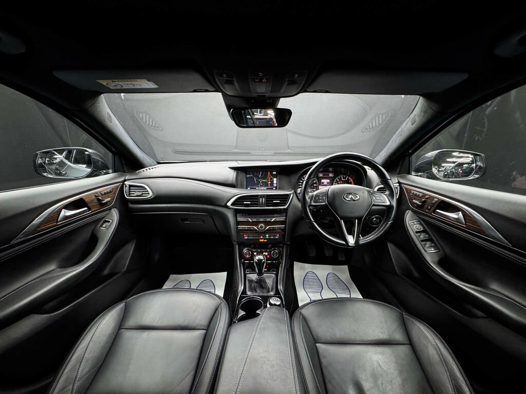 Infiniti Q30 Premium Tech D Black #17