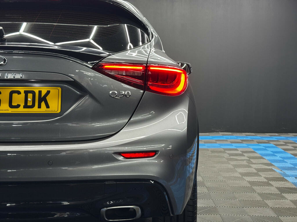 Infiniti Q30 Premium Tech D Black #40
