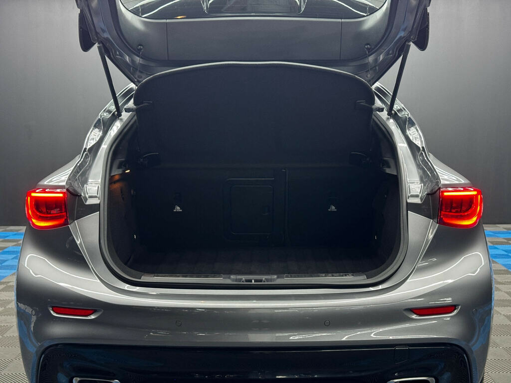 Infiniti Q30 Premium Tech D Black #35