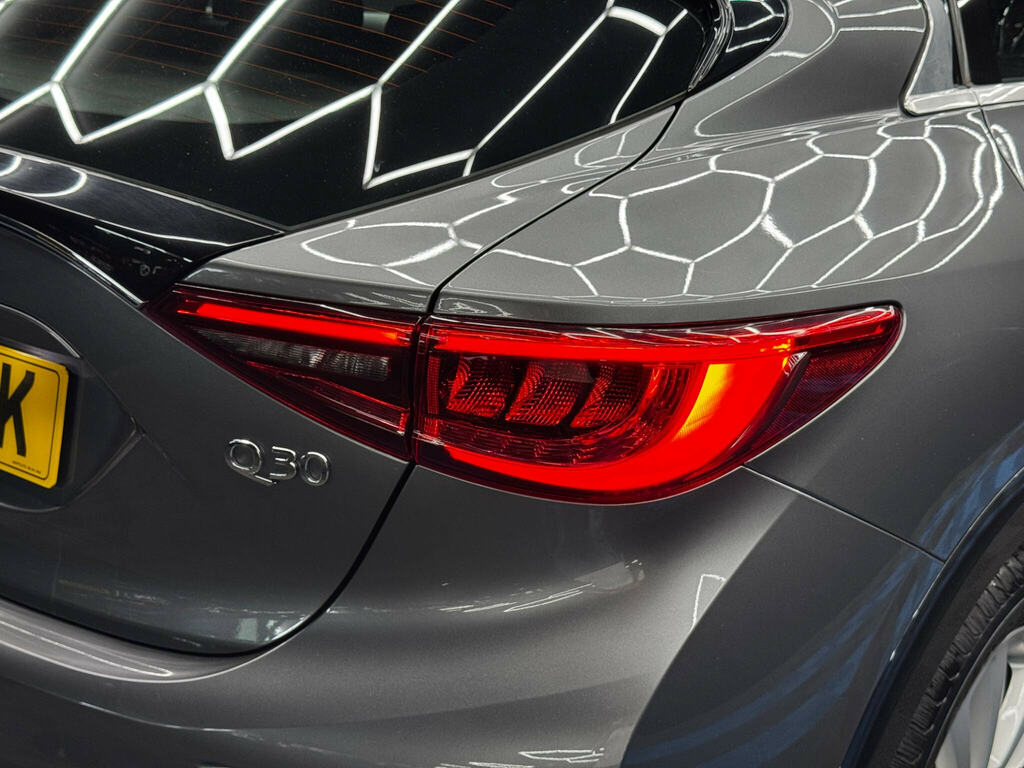 Infiniti Q30 Premium Tech D Black #41