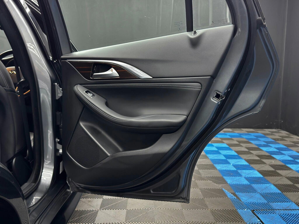 Infiniti Q30 Premium Tech D Black #39