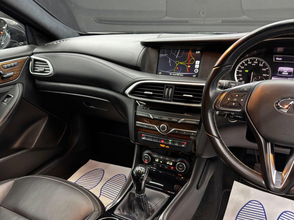 Infiniti Q30 Premium Tech D Black #24
