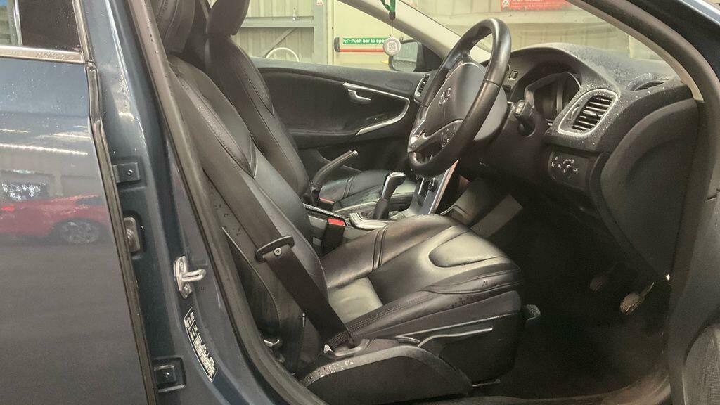 Volvo V40 1.5 T3 R-design Hatchback Euro 6 White #10