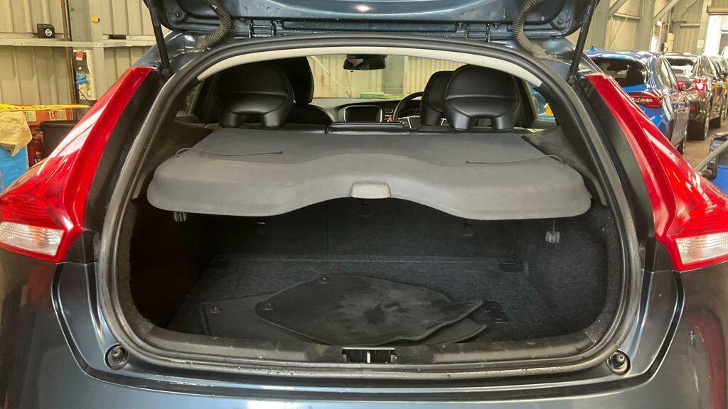 Volvo V40 1.5 T3 R-design Hatchback Euro 6 White #9