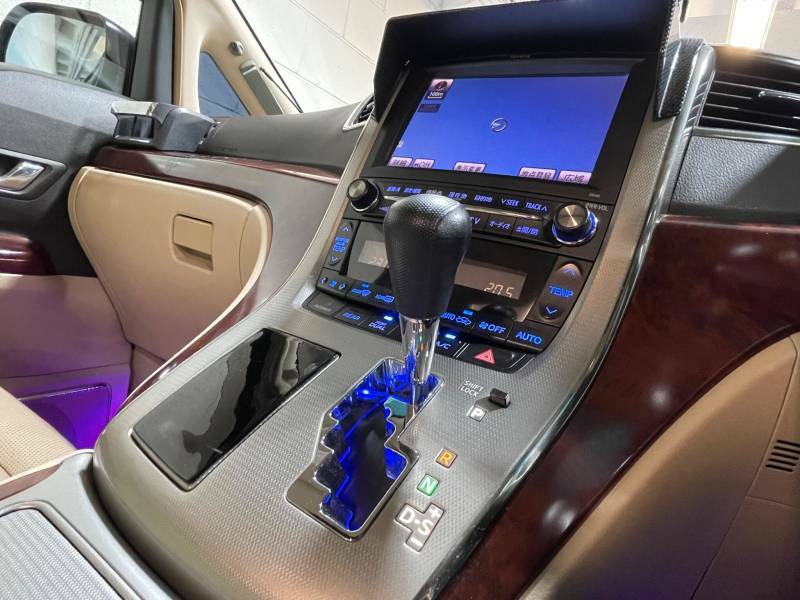 Toyota Vellfire 2008 White #13
