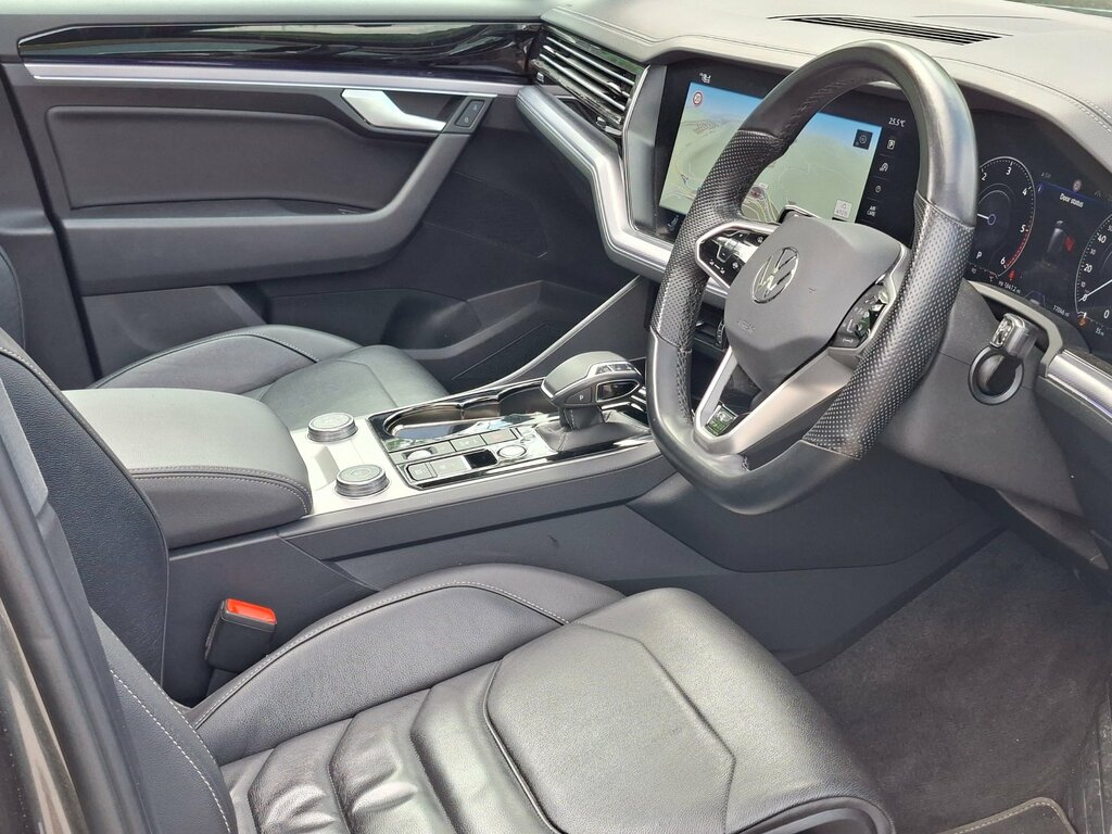 Volkswagen Touareg Suv White #7