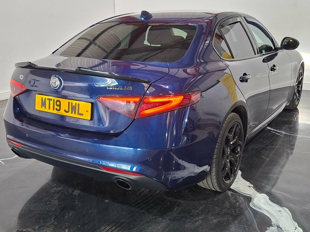 Alfa Romeo Giulia 2.0T Nero Edizione Saloon Euro 6 Red #4