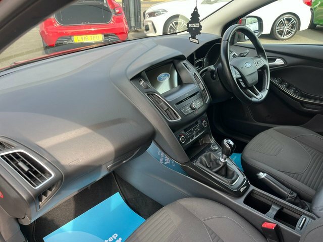 Ford Focus Ecoboost Titanium Hatchback Red #5
