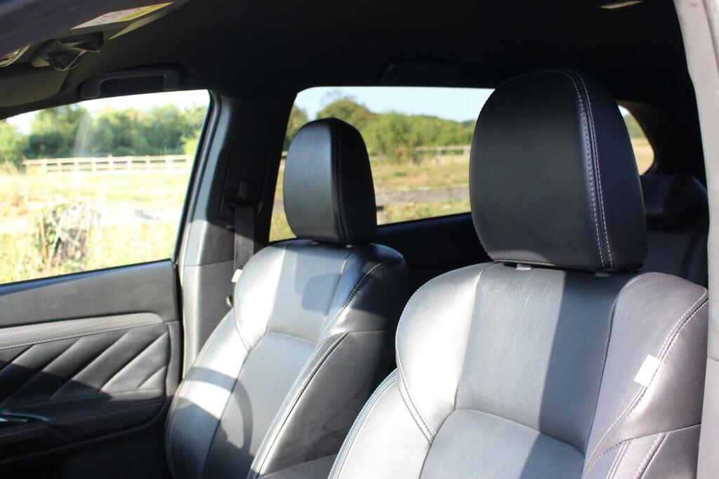 Mitsubishi Outlander Mitsubishi 4Hs Phev Cvt White #22