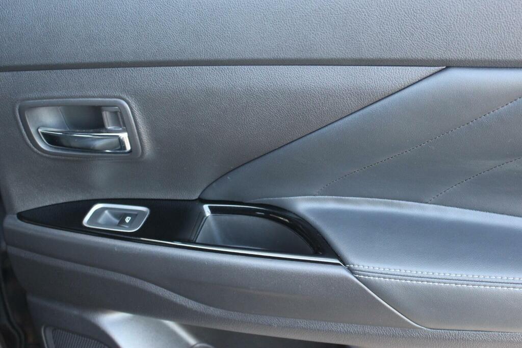 Mitsubishi Outlander Mitsubishi 4Hs Phev Cvt White #40