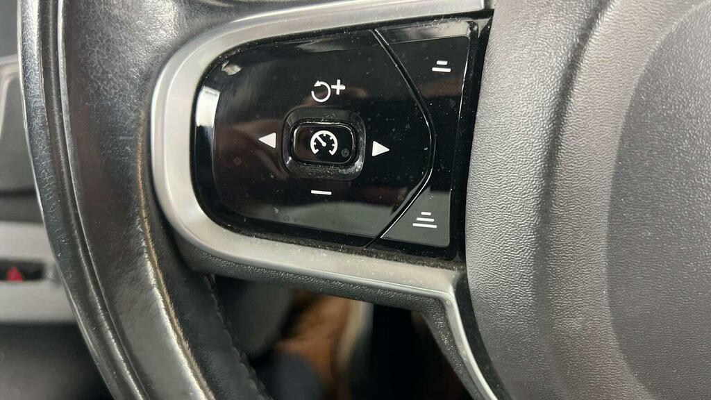 Volvo XC90 2L Momentum Black #23