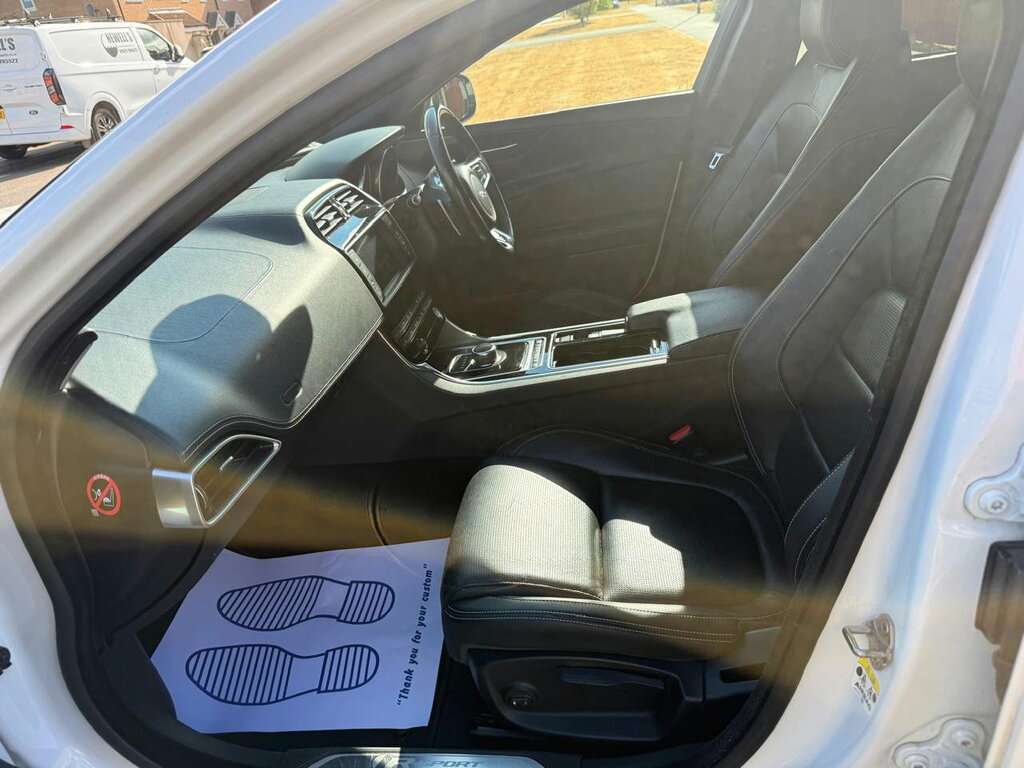 Jaguar XE 2L R-sport Black #24