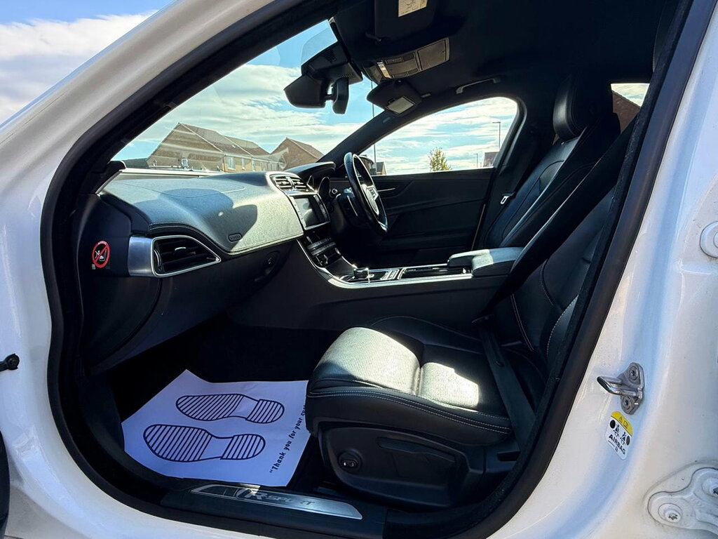 Jaguar XE 2L R-sport Black #16