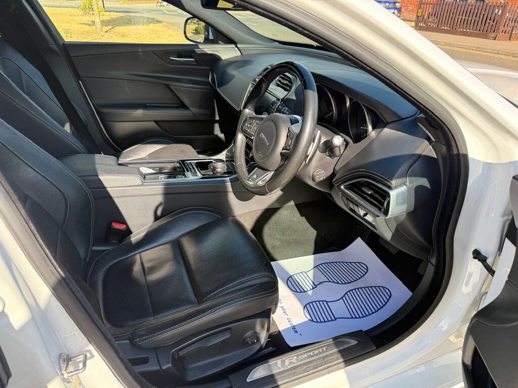Jaguar XE 2L R-sport Black #18