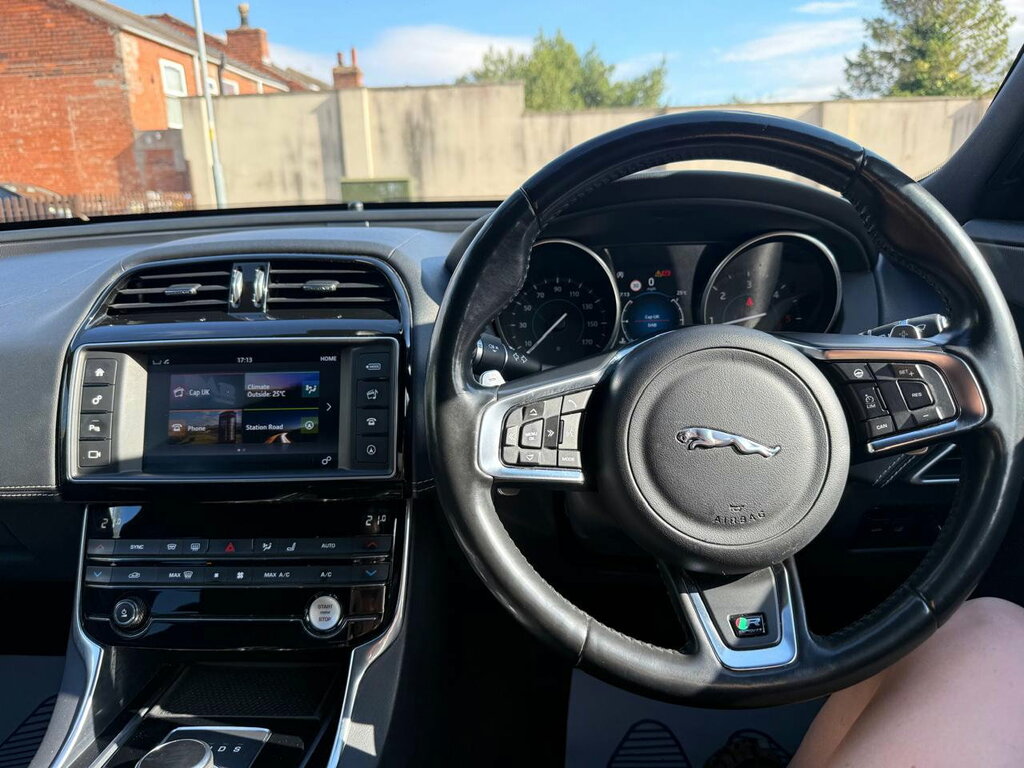 Jaguar XE 2L R-sport Black #23