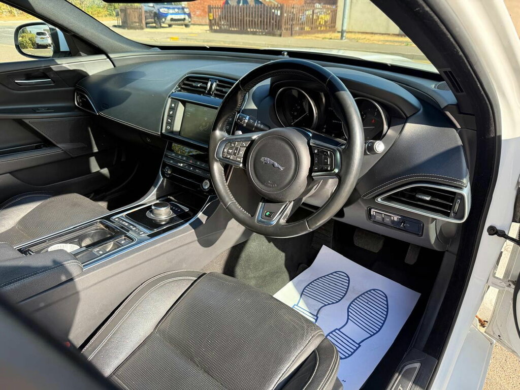 Jaguar XE 2L R-sport Black #25