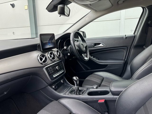 Mercedes-Benz GLA Class 1.6 Gla180 Urban Edition Suv Eur WG68ZCK Grey #4