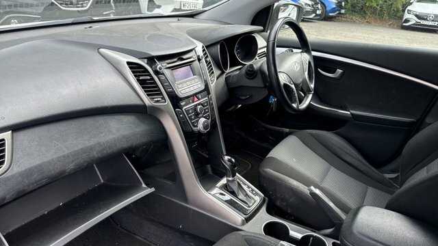 Hyundai I30 1.6 Crdi Active Hatchback Euro 5 White #2