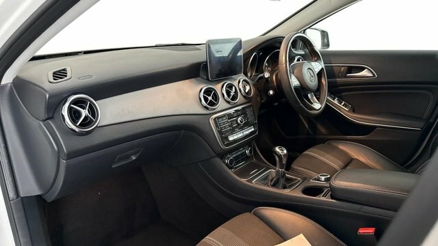 Mercedes-Benz GLA Class 1.6 Gla180 Urban Edition Suv Eur White #3