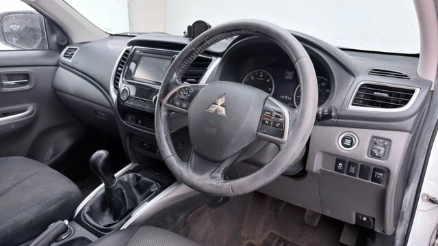 Mitsubishi L200 2.4 Di-d Dc Titan Pickup Double Cab Man White #3