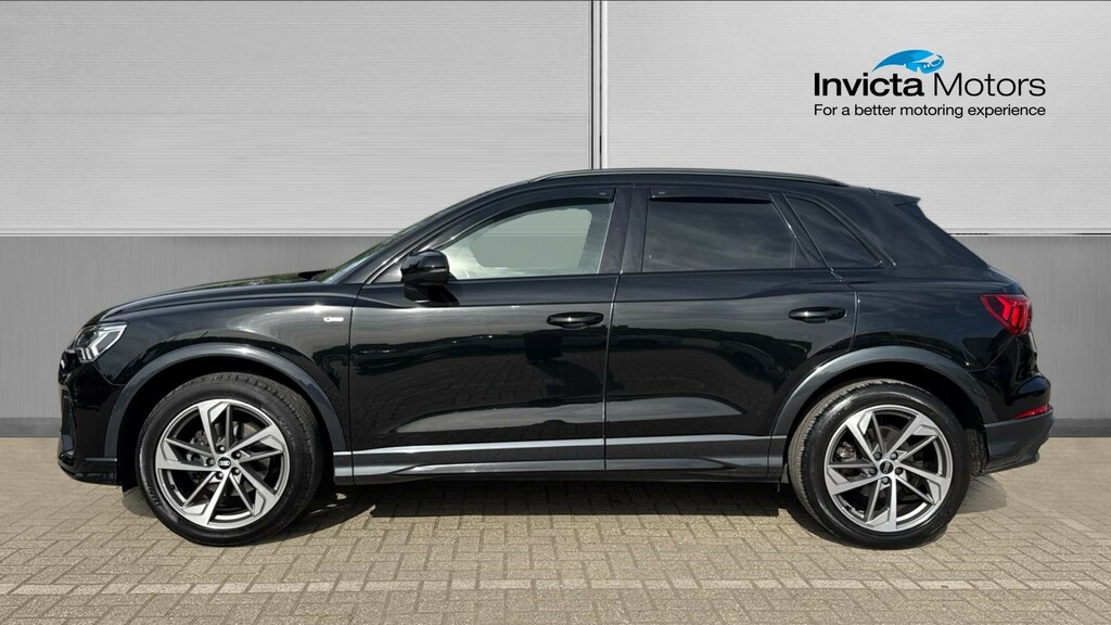 Audi Q3 Black Edition PL21UCM Black #6