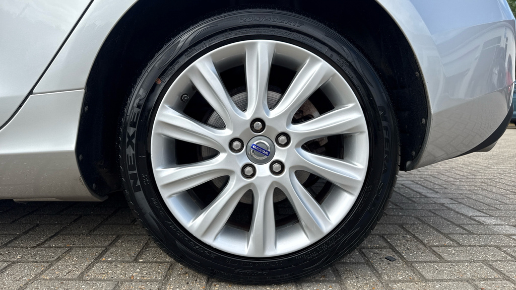 Volvo V40 1.6 D2 R-design Nav Euro 5 Ss 2014 White #18