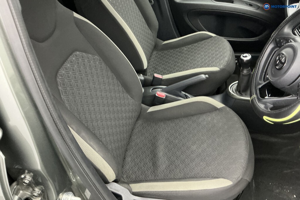 Toyota Aygo X 1.0 Vvt-i Edge Red #13
